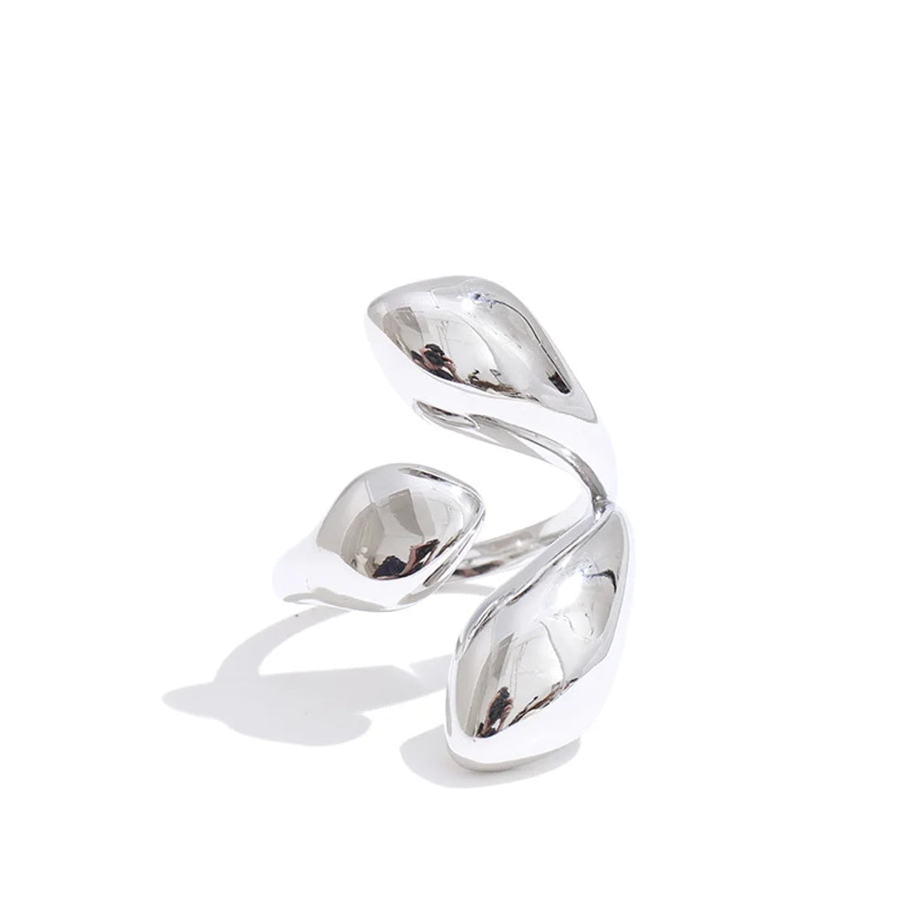Bague feuille tropicale portée avec d'autres bijoux