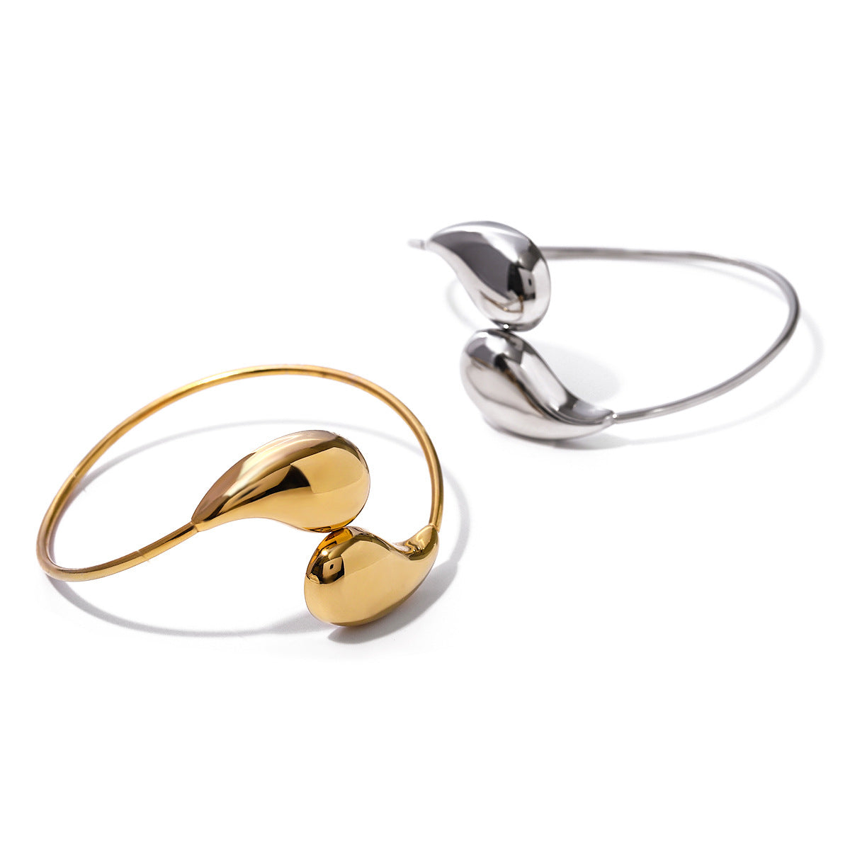 Détail du placage or 18K du bracelet jonc
