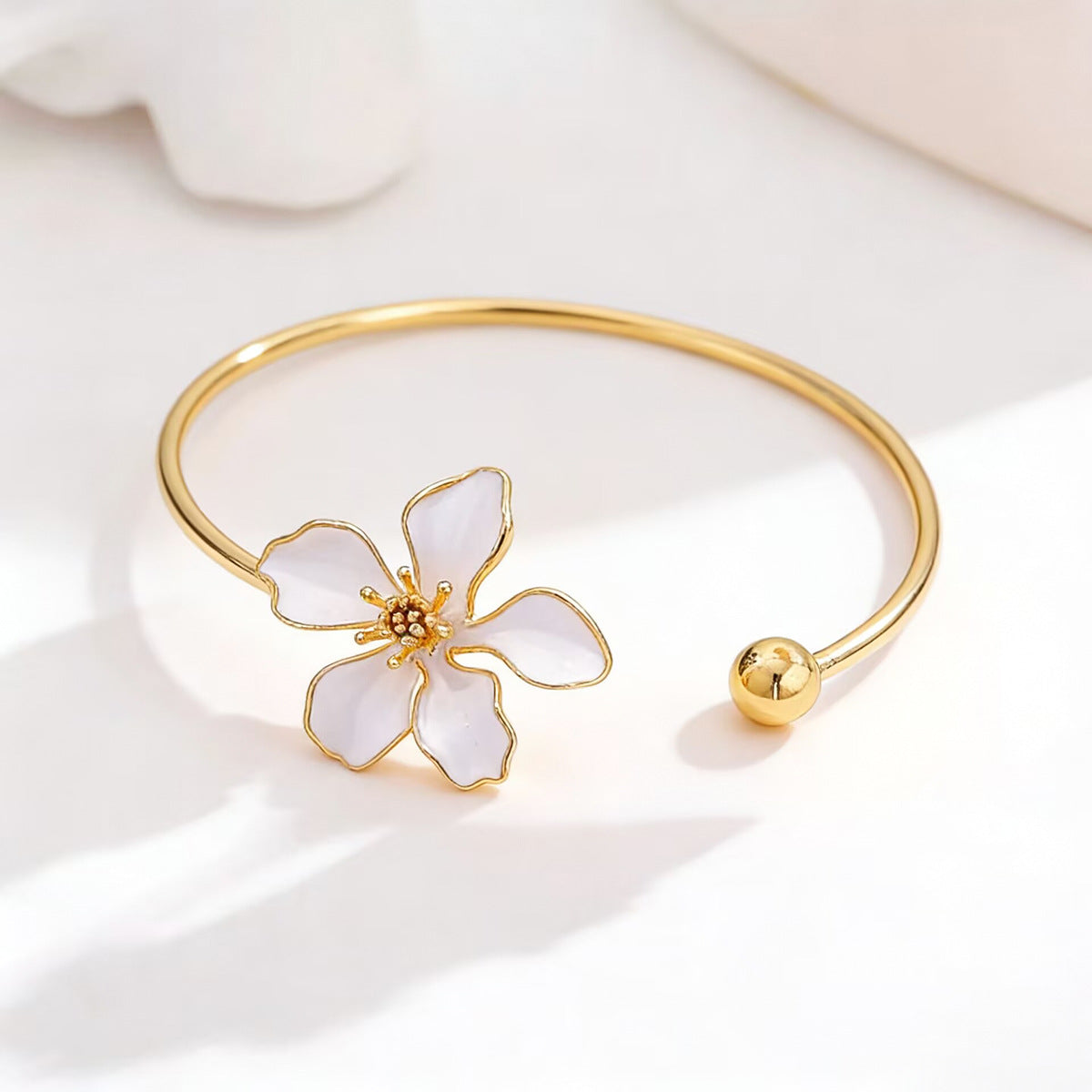 Collier pendentif fleur dorée de l'ensemble hibiscus