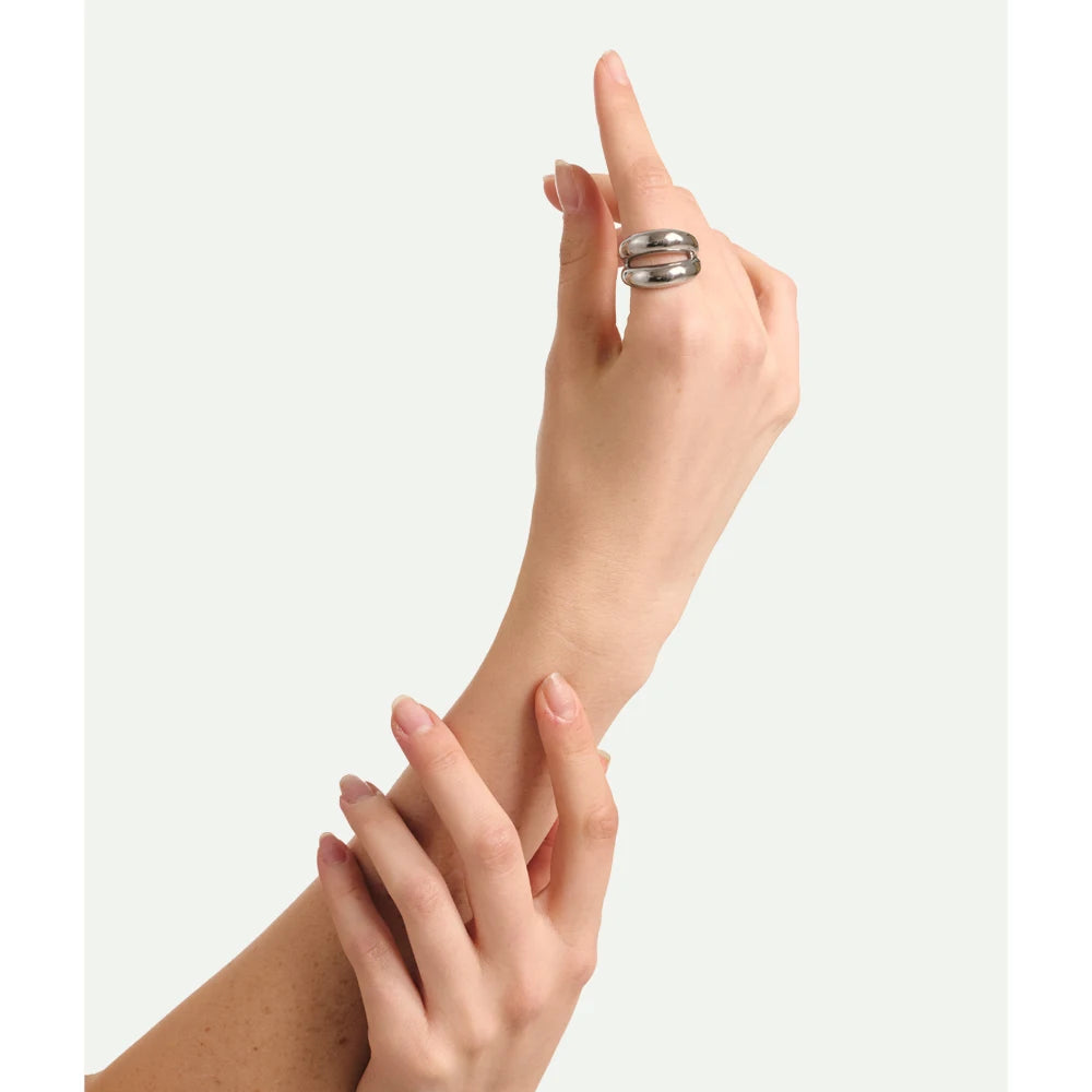 Bague double rang sur fond neutre