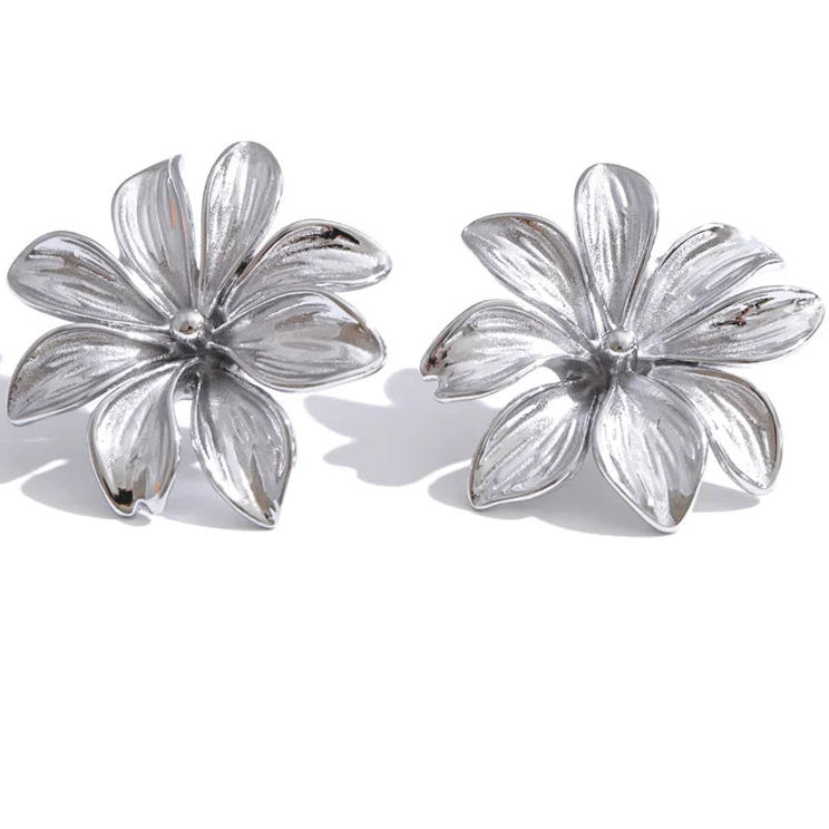 Boucles d'oreilles fleur d'hibiscus portées à l'oreille