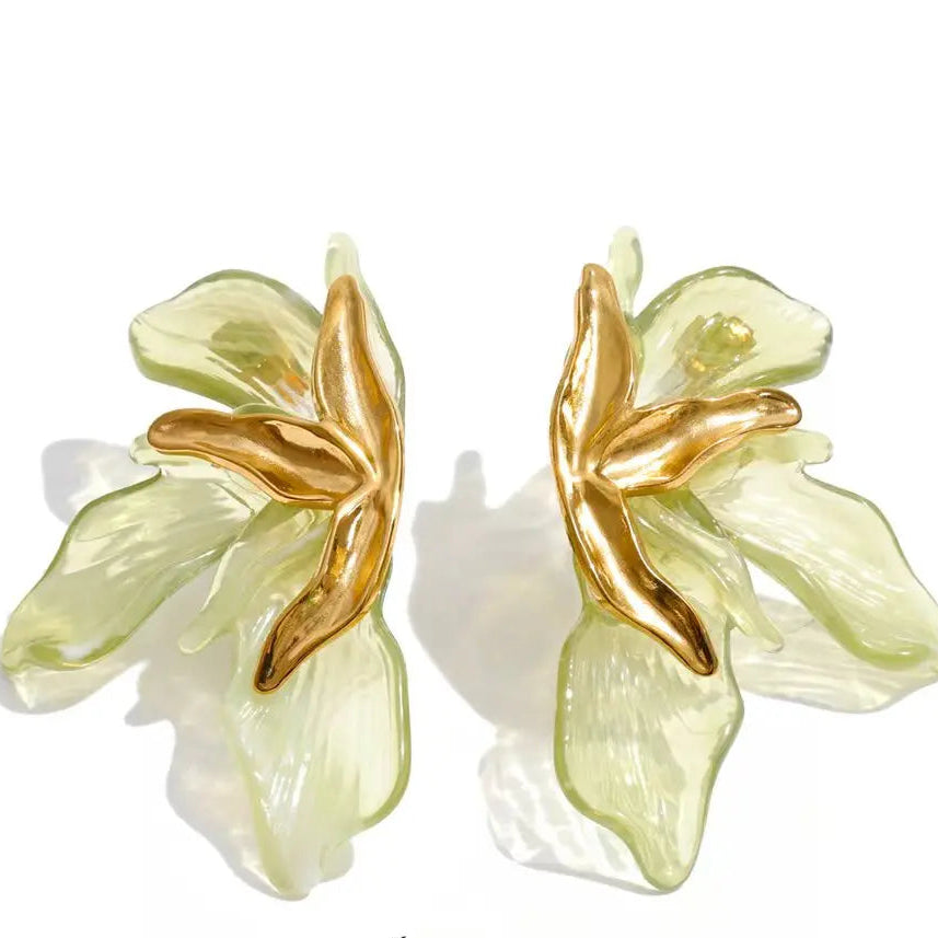 Boucles d'oreilles portées à l'oreille, coloris ambre