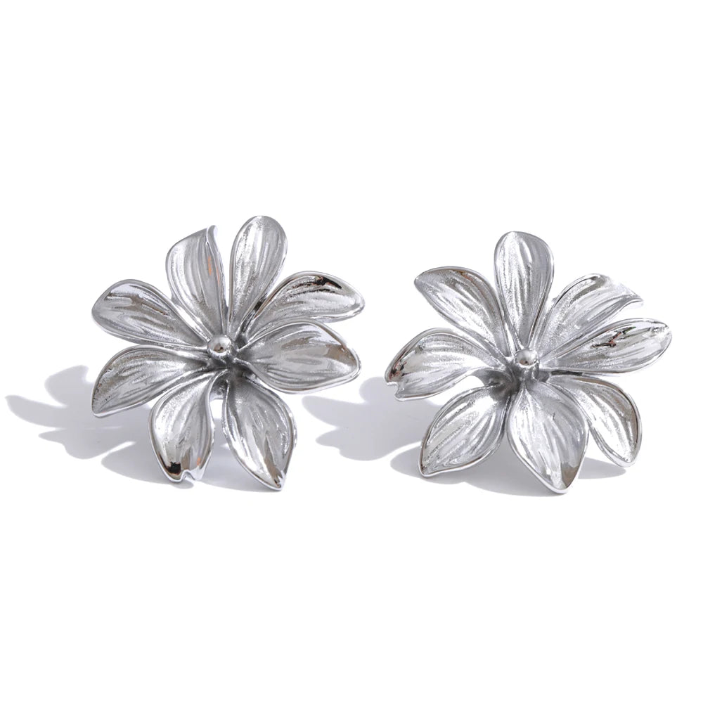 Boucles d'oreilles fleur d'hibiscus sur fond neutre