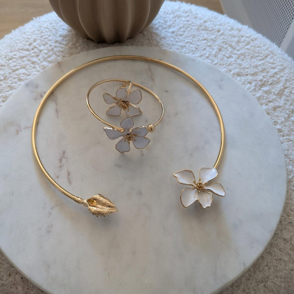 Ensemble Hibiscus Blanc — Bague, Bracelet et Collier Fleur Dorée
